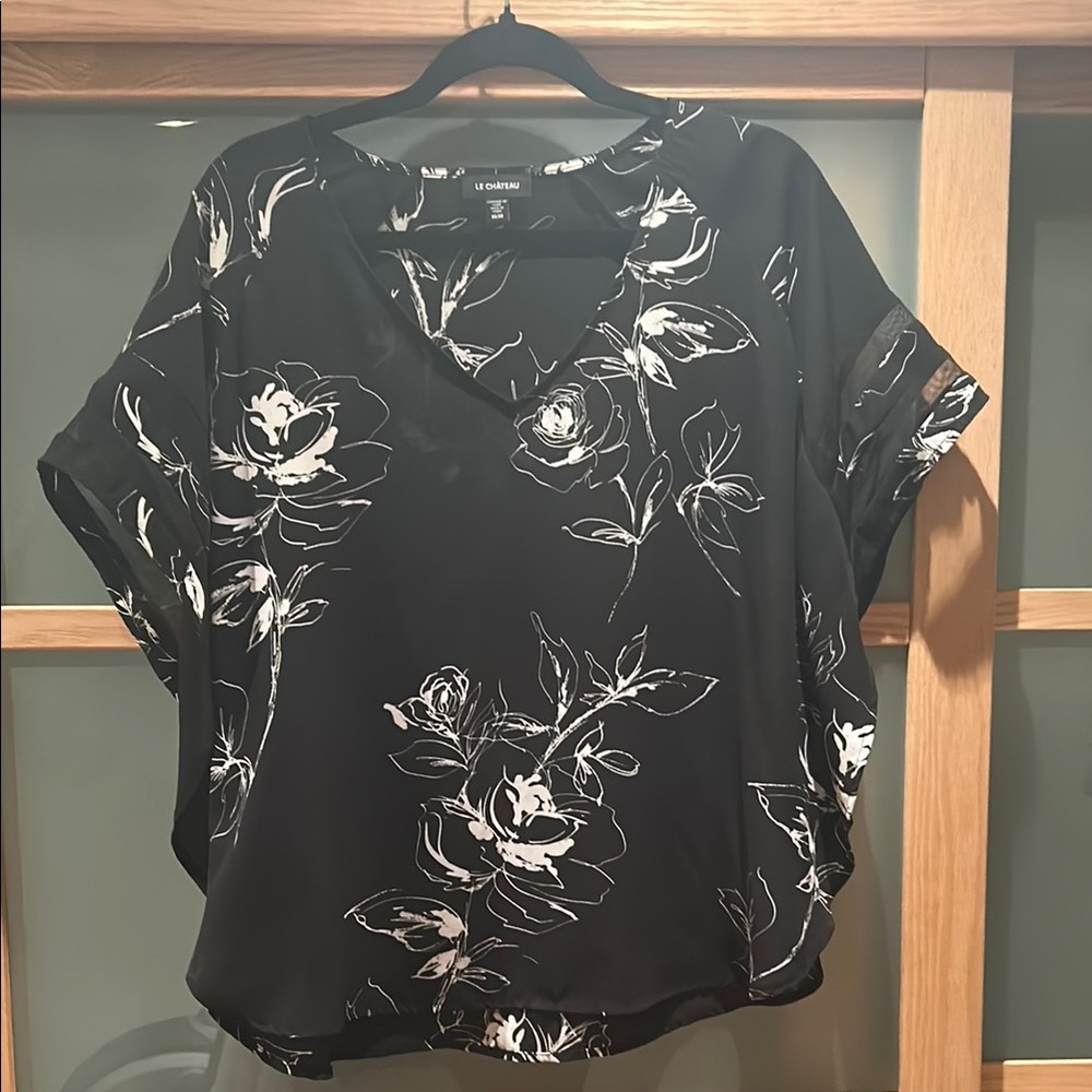 Le Chateau Black and Gray Boxy Short Sleeve Blouse